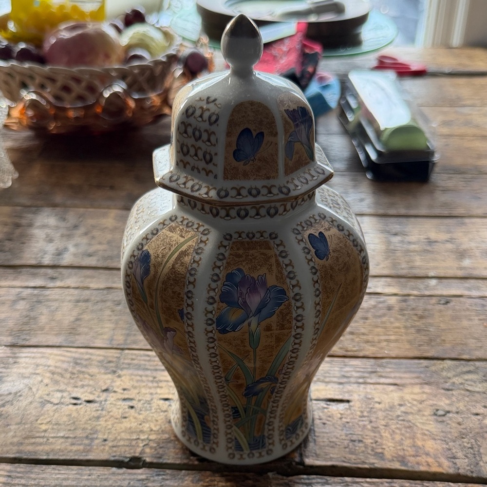 Elegant Vintage Porcelain Floral Japanese Ginger Jar with Lid
